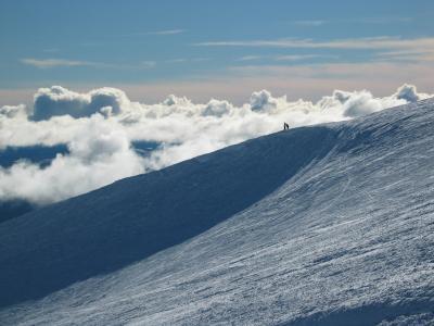 Two_people_on_snowy_ridge_2